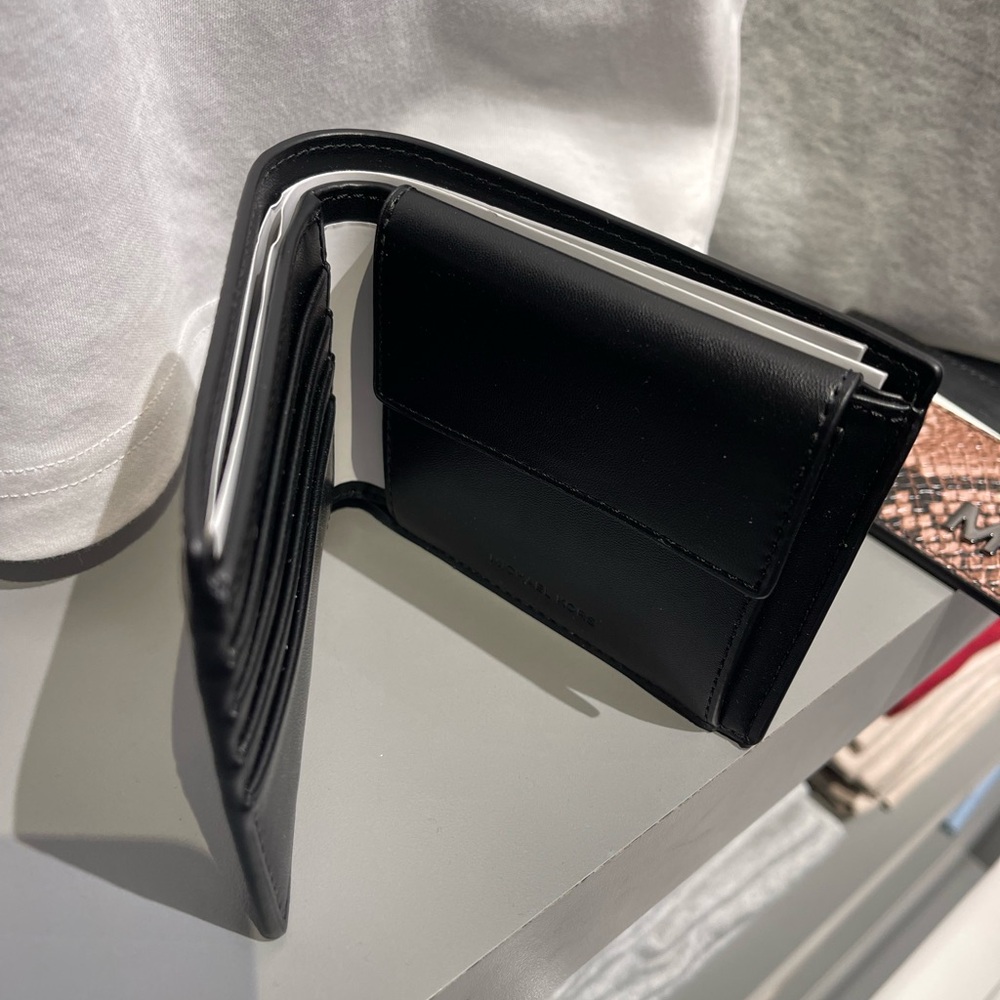 MICHAEL KORS Cyrus Snake Embossed Billfold Wallet With Coin Pouch
Driftwood
NWT - Picture 12 of 16